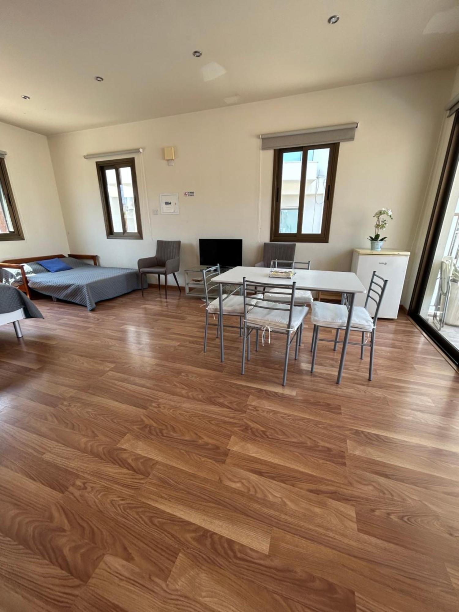 Extremely Comfy Apt With Spacious Private Terrace 10Min Walk To The Beach & In Town Larnaca Extérieur photo